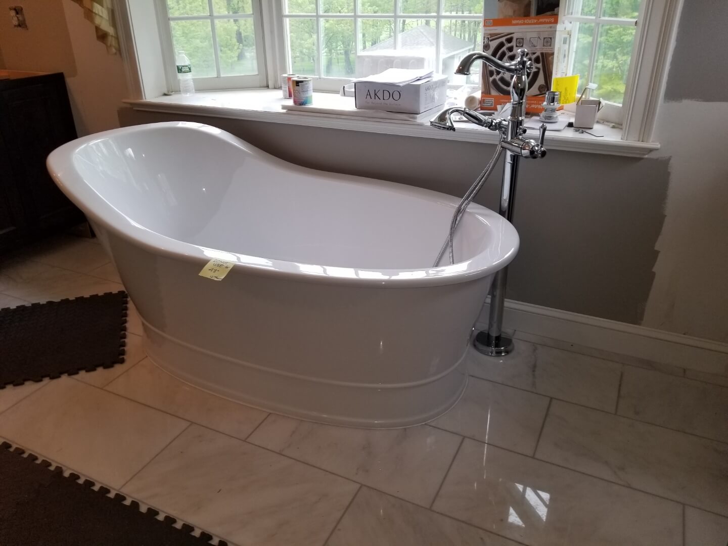 Freestanding slipper tub with floor-mounted faucet